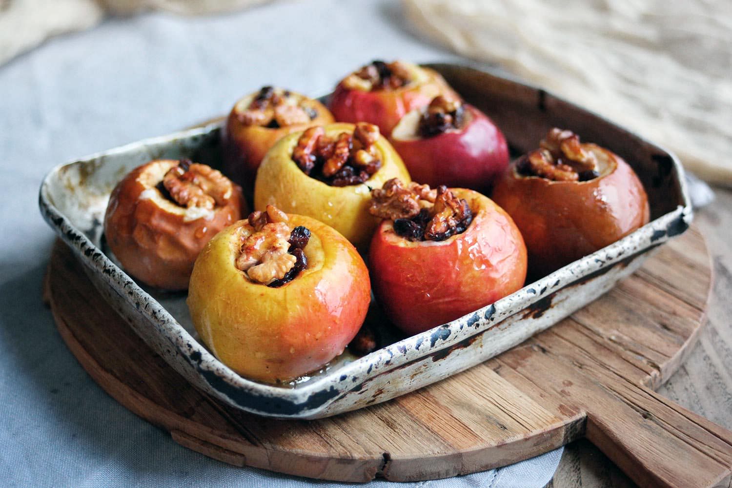 Рецепт печеных яблок с медом. Яблоки фаршированные эремсеком. Запеченные яблоки. Яблоки в духовке. Печёные яблоки в духовке.