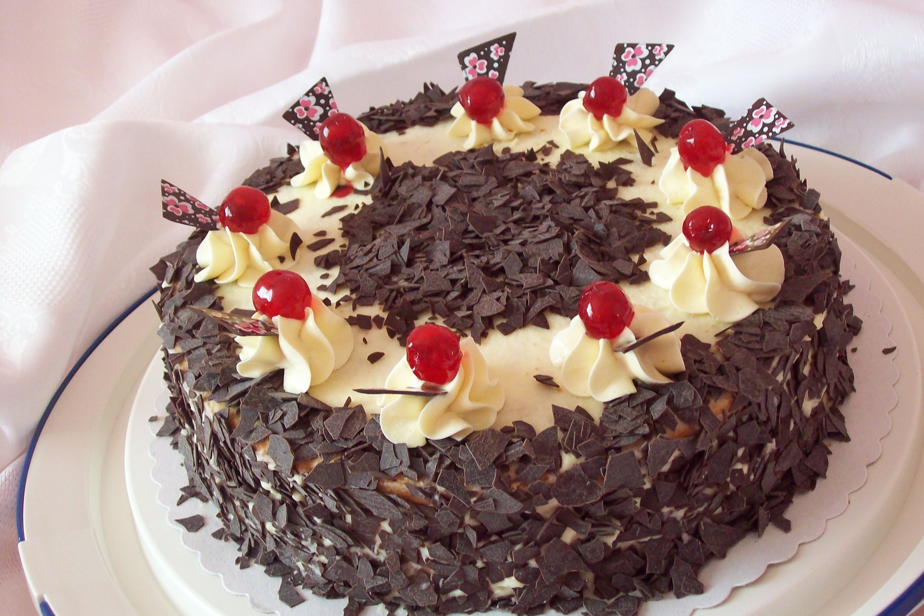 Украсить торт рецепт торта. Шварцвальдский вишневый торт черный лес. Торт чёрный лес Шварцвальд. Шварцвальдский вишневый торт Германия. Торт "чёрный лес" (Black Forest Cake).