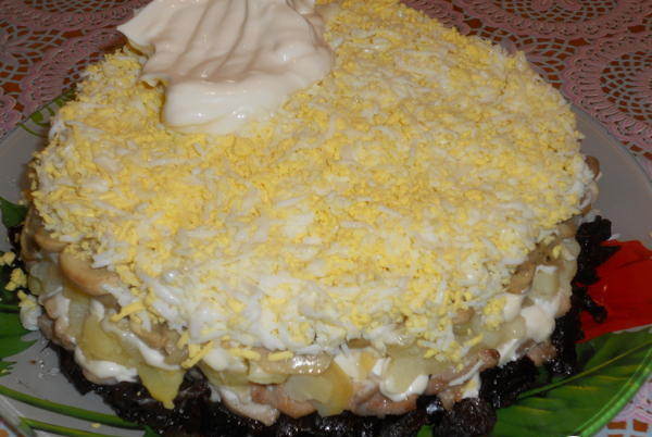Салат с курицей и грибами жареными шампиньонами сыром слоями рецепт с фото