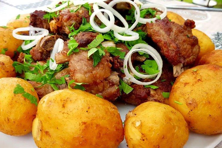 Картофель с мясом в духовке - 15 простых и вкусных рецептов