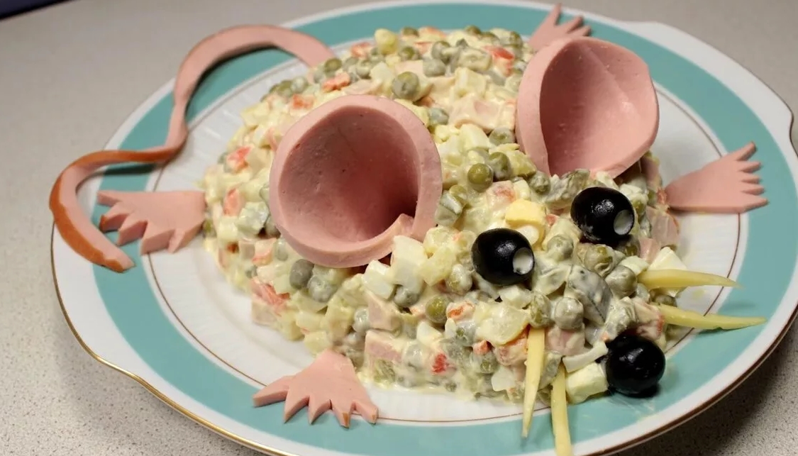 новогодний салат «Оливье» в виде крысы