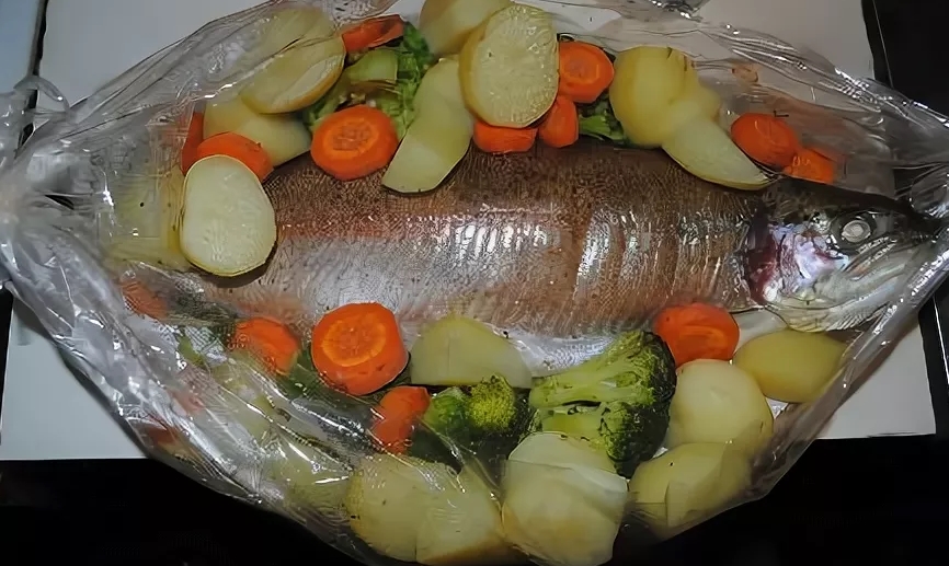 Рыба с картофелем, запеченные в рукаве