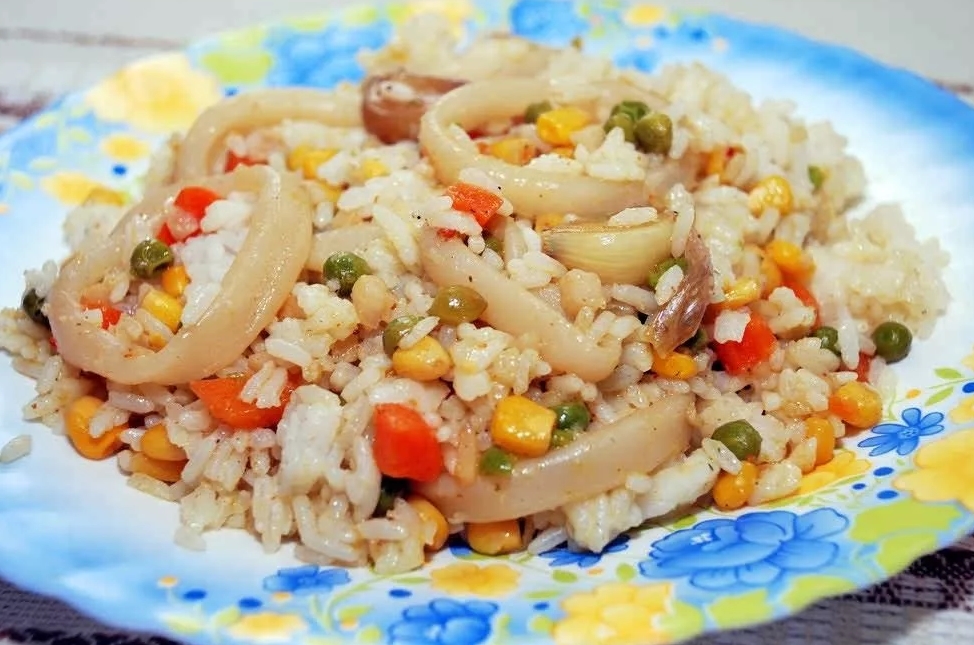 Рис с морепродуктами и кукурузой