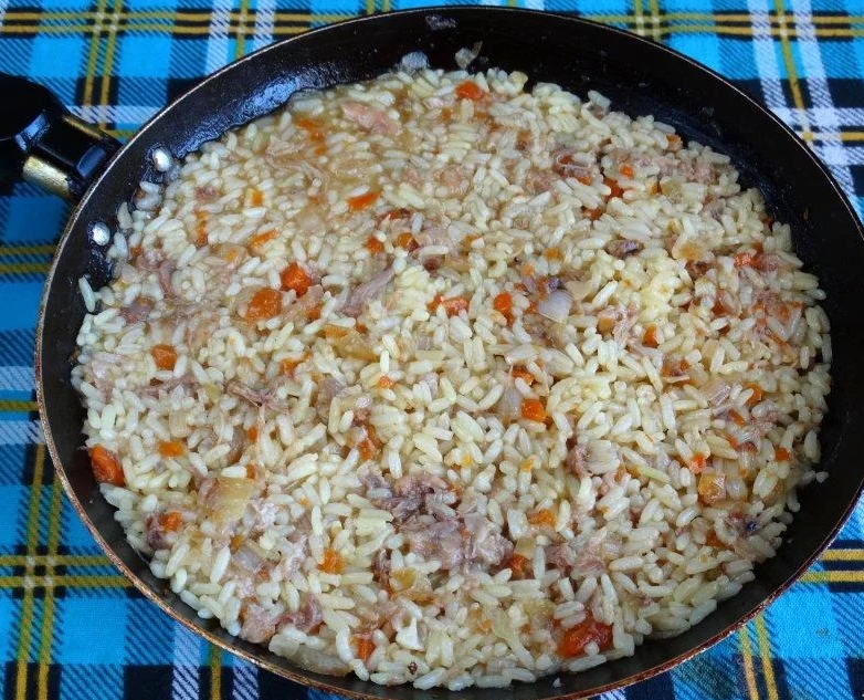 Рис с тушенкой на сковороде