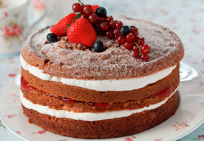 Бисквитный торт с ягодами и двойным кремом