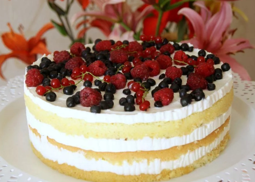Творожно-сливочный торт с ягодами или фруктами